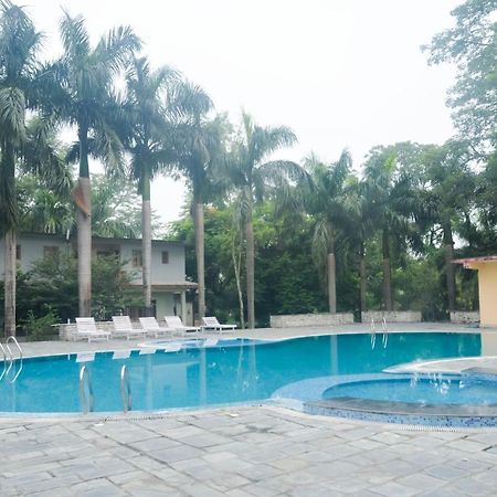 Chitwan Paradise Hotel Саураха Екстер'єр фото