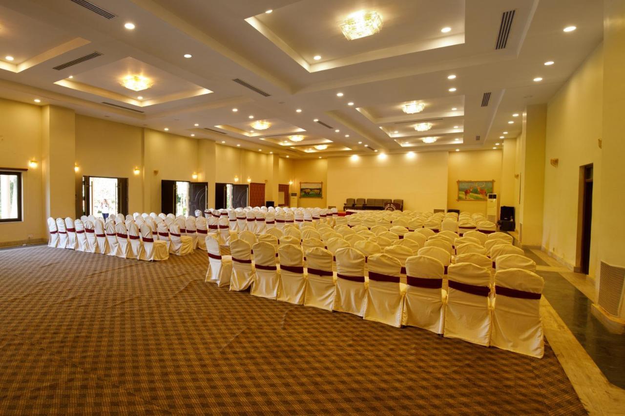 Chitwan Paradise Hotel Саураха Екстер'єр фото