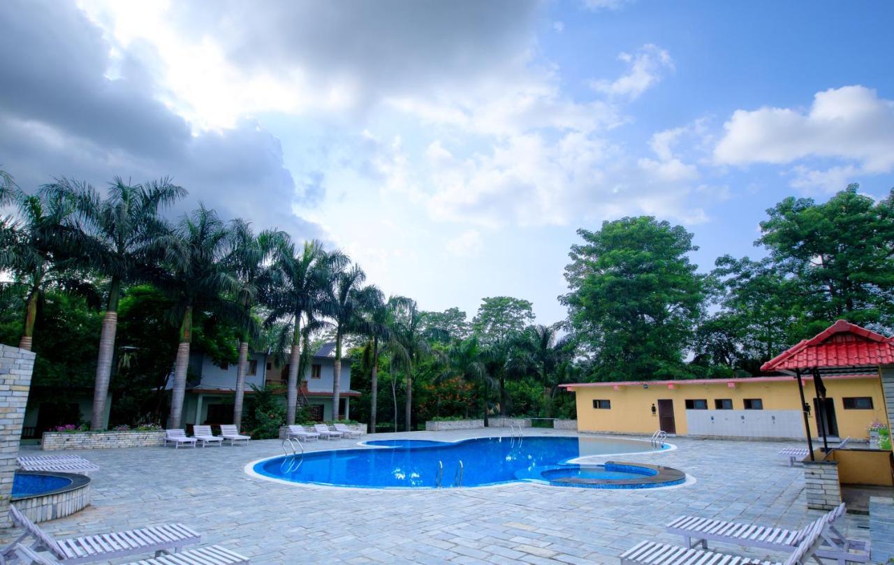 Chitwan Paradise Hotel Саураха Екстер'єр фото