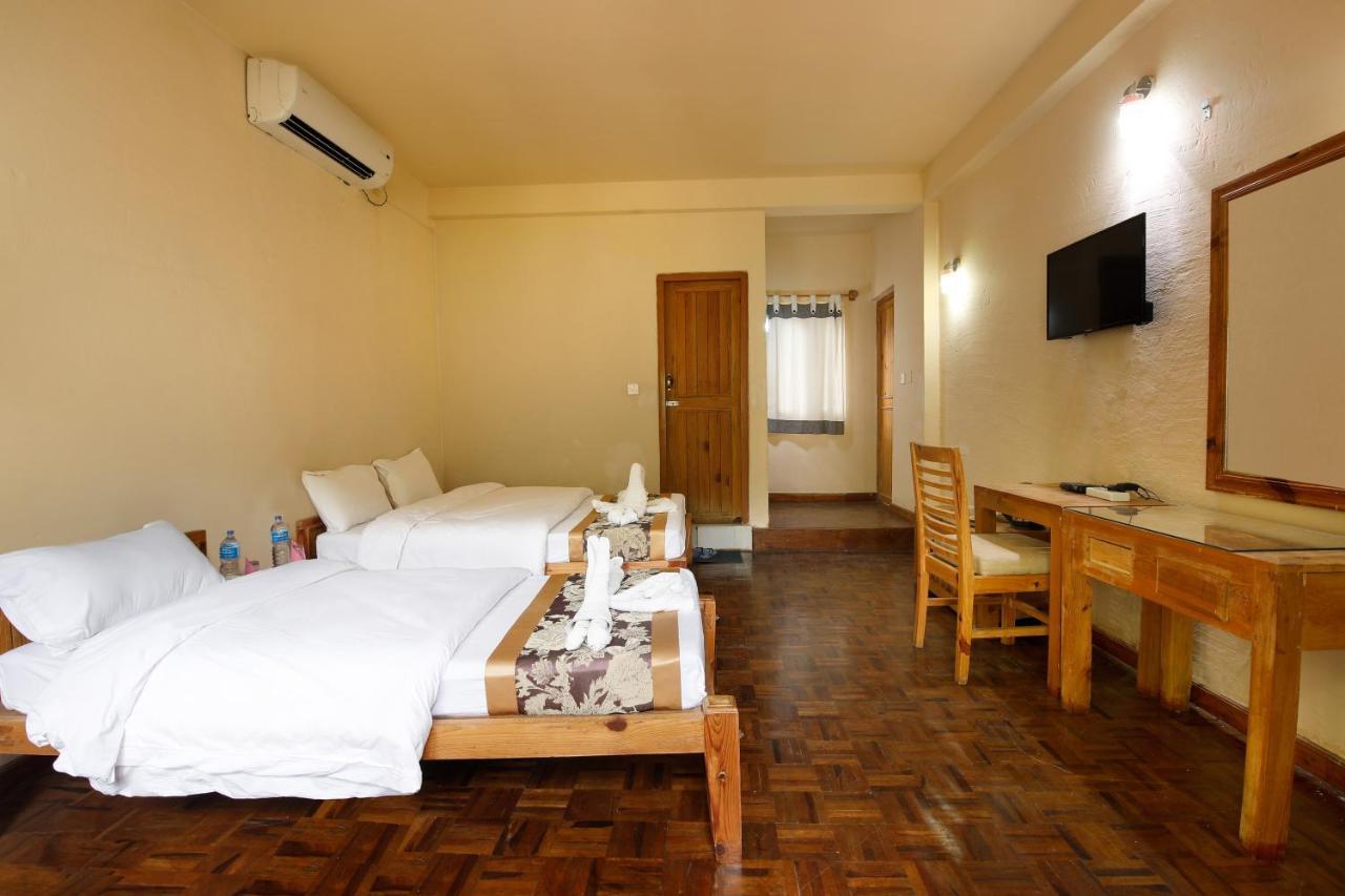 Chitwan Paradise Hotel Саураха Екстер'єр фото