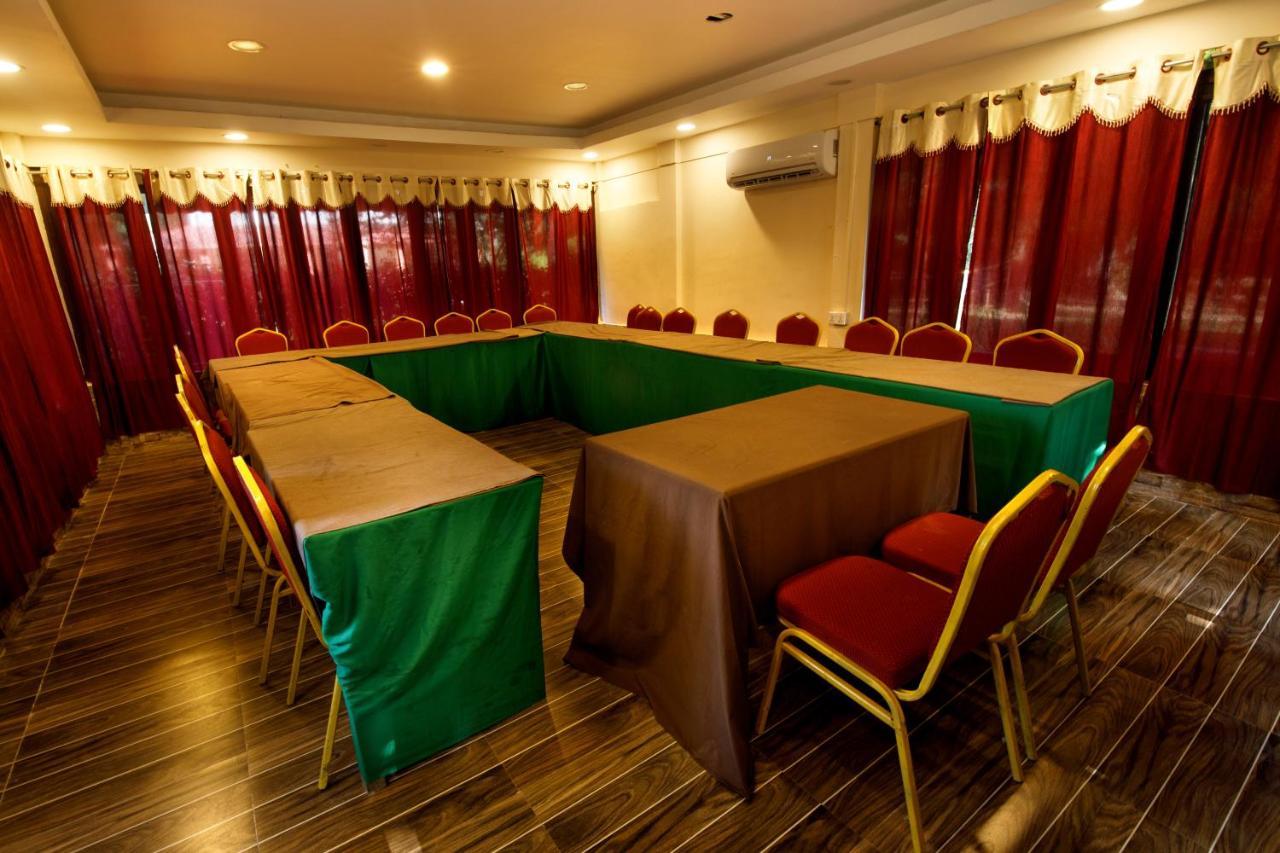Chitwan Paradise Hotel Саураха Екстер'єр фото
