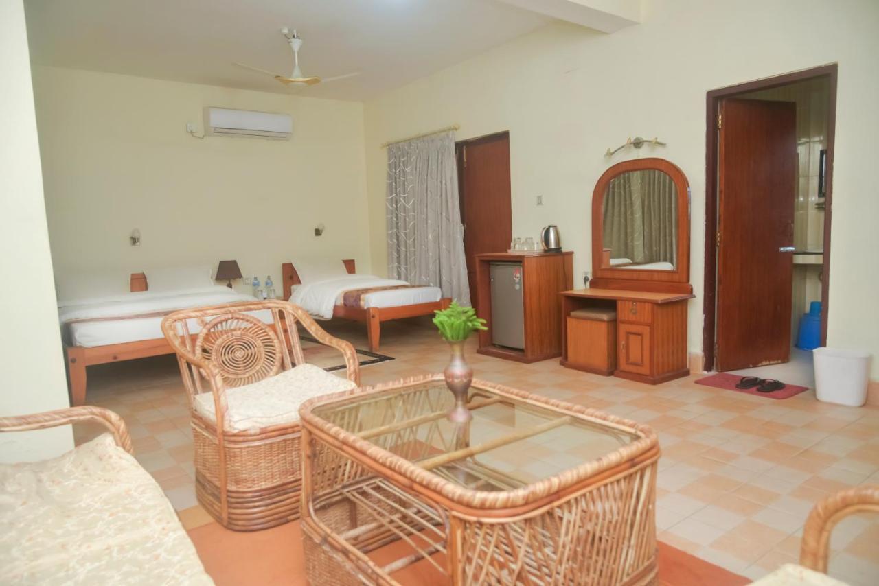 Chitwan Paradise Hotel Саураха Екстер'єр фото