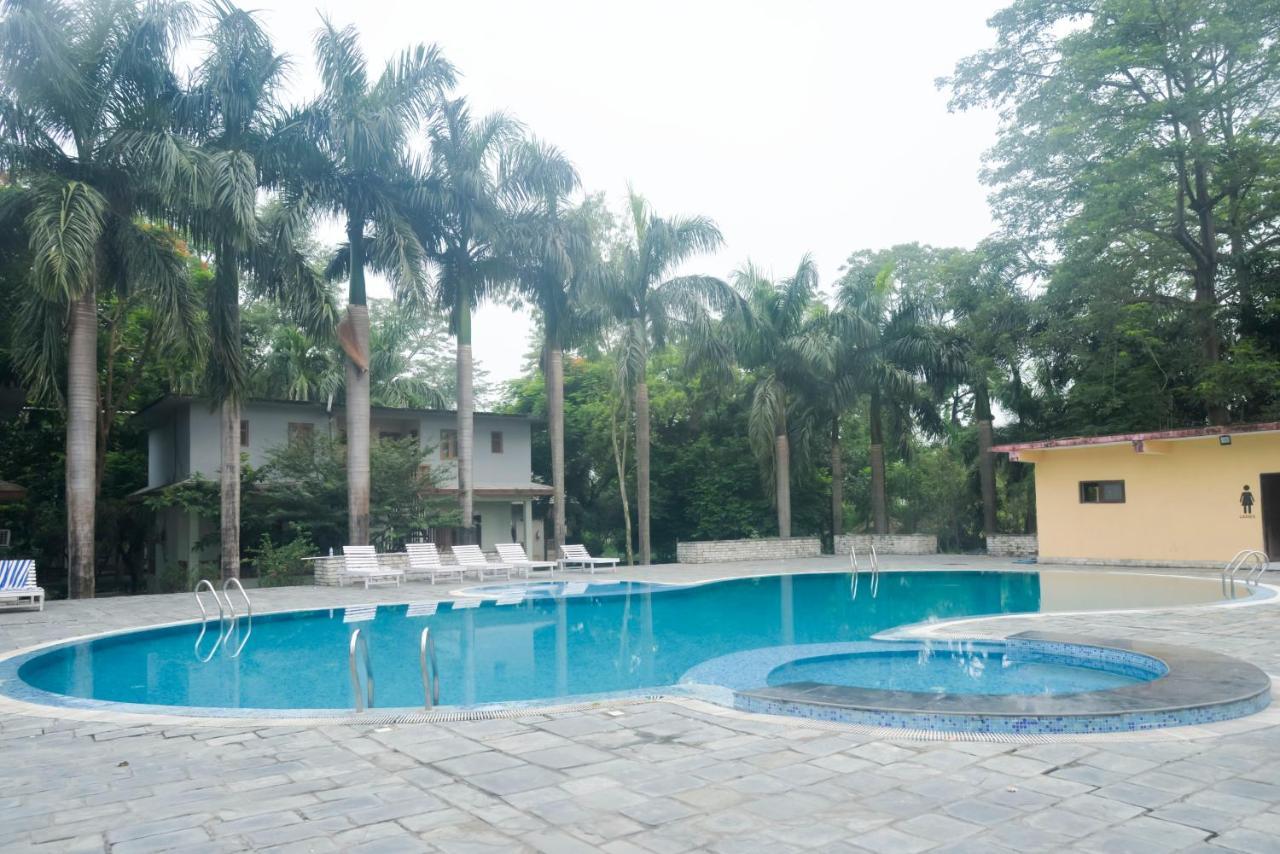 Chitwan Paradise Hotel Саураха Екстер'єр фото