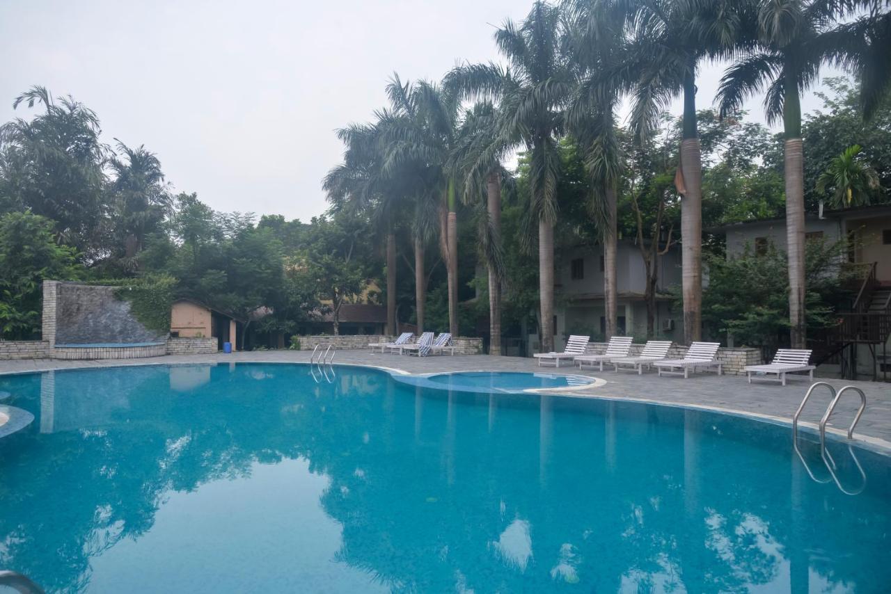Chitwan Paradise Hotel Саураха Екстер'єр фото