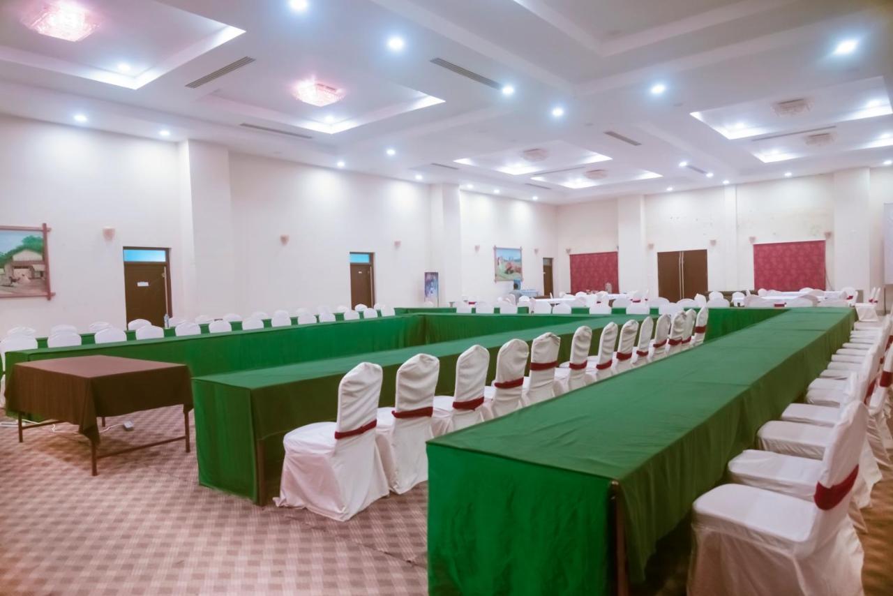 Chitwan Paradise Hotel Саураха Екстер'єр фото