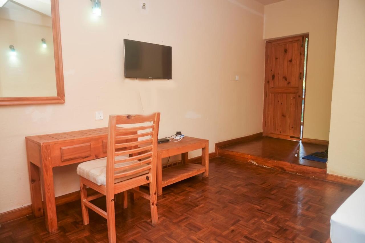 Chitwan Paradise Hotel Саураха Екстер'єр фото
