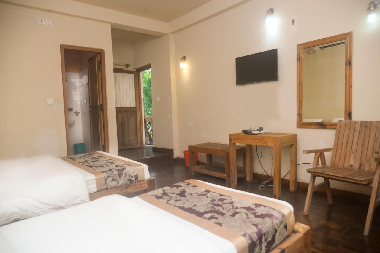 Chitwan Paradise Hotel Саураха Екстер'єр фото