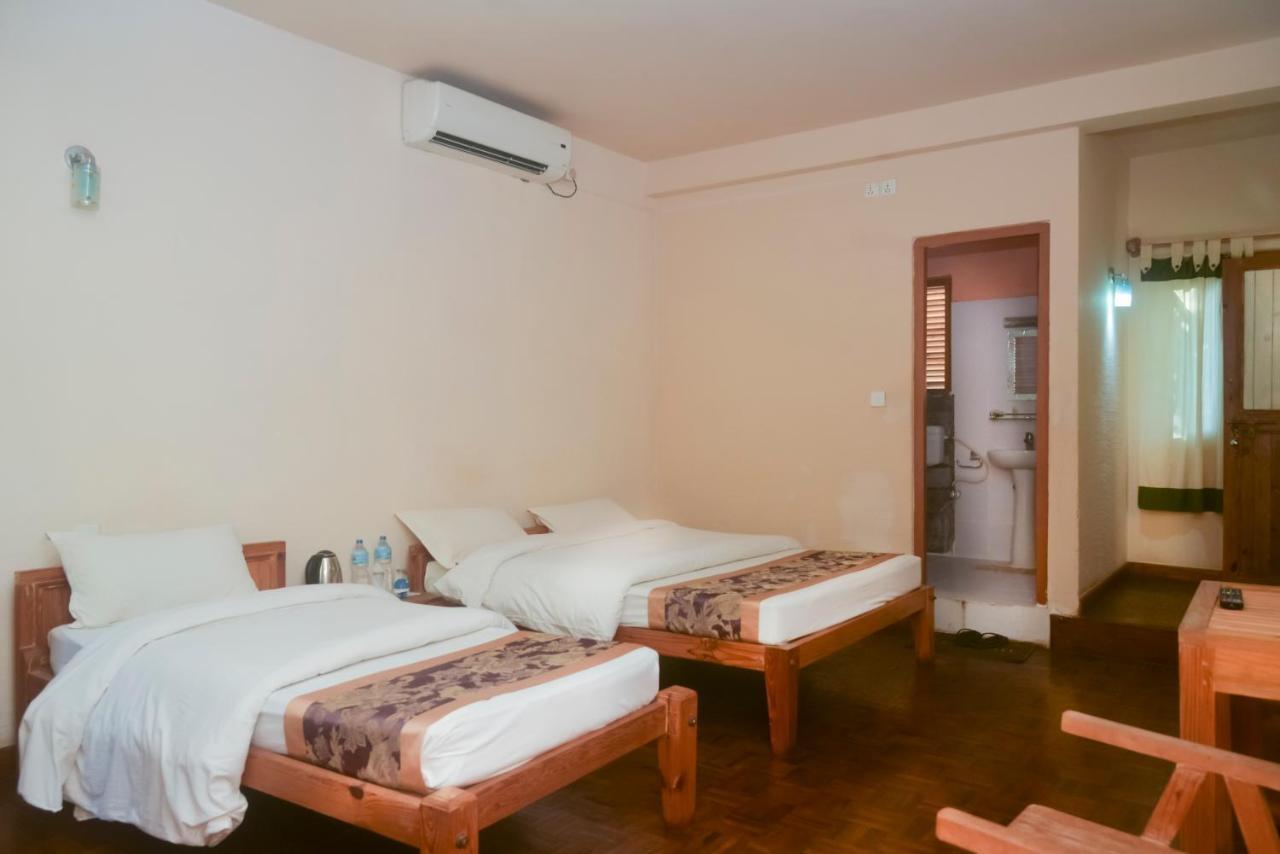 Chitwan Paradise Hotel Саураха Екстер'єр фото
