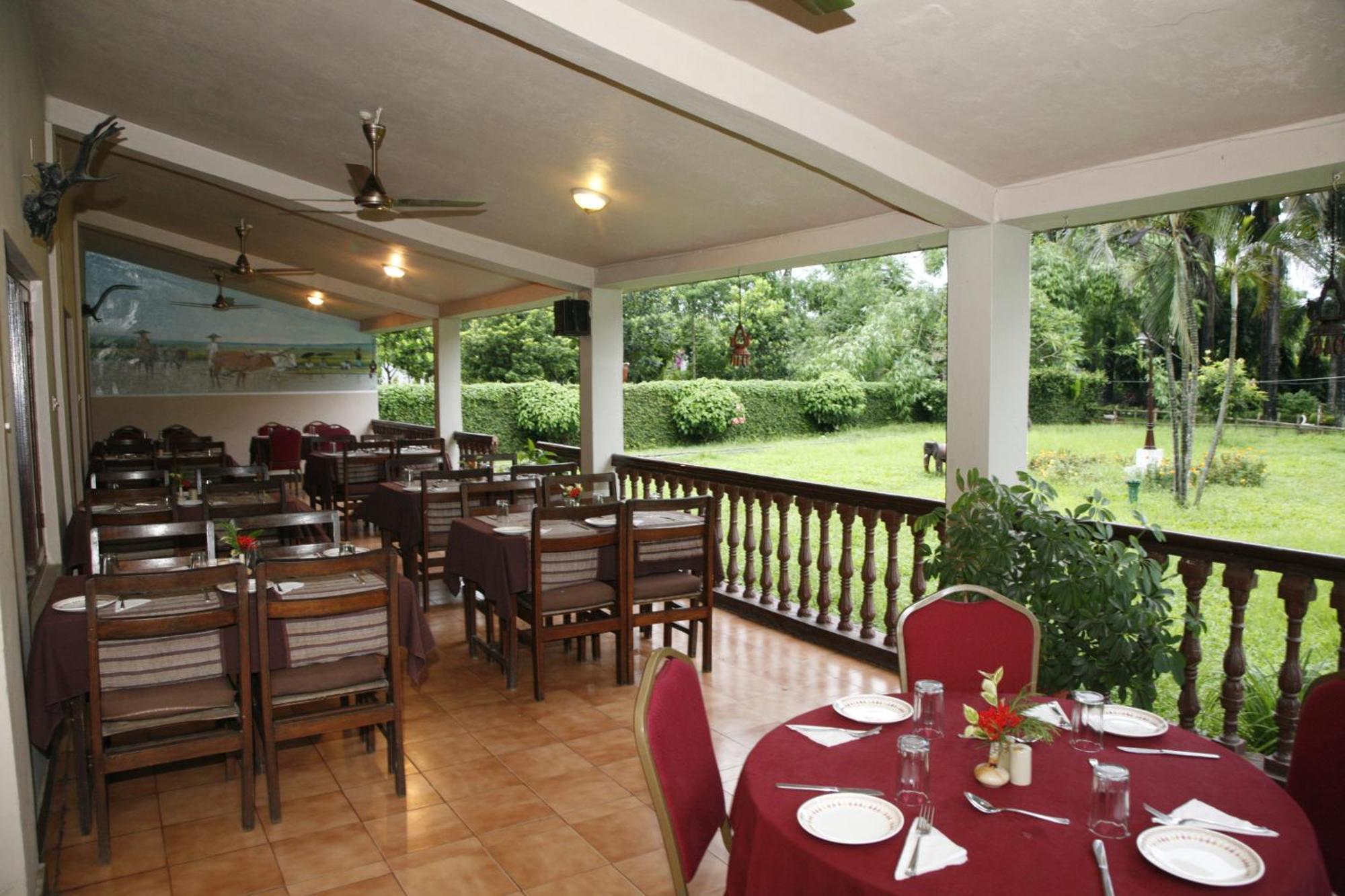 Chitwan Paradise Hotel Саураха Екстер'єр фото