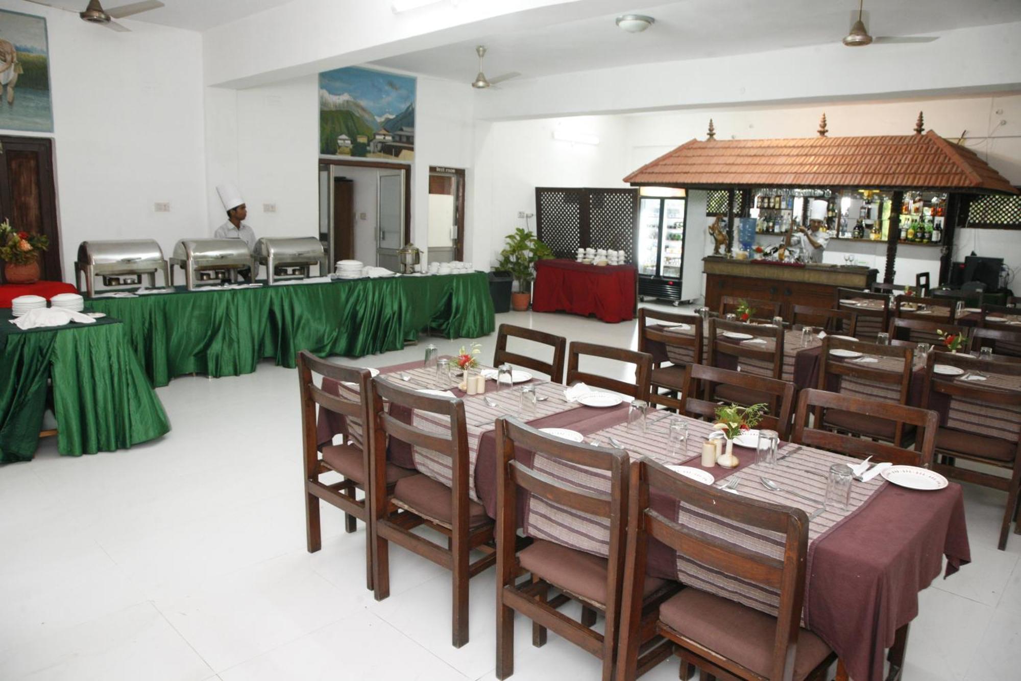 Chitwan Paradise Hotel Саураха Екстер'єр фото