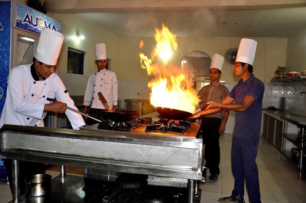 Chitwan Paradise Hotel Саураха Екстер'єр фото