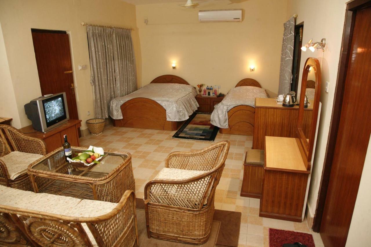 Chitwan Paradise Hotel Саураха Екстер'єр фото