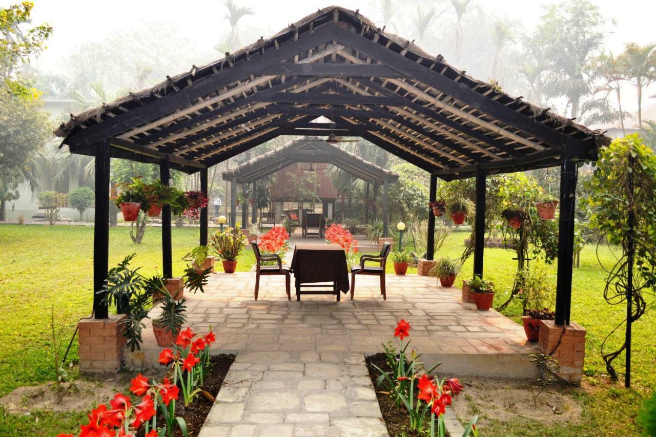 Chitwan Paradise Hotel Саураха Екстер'єр фото