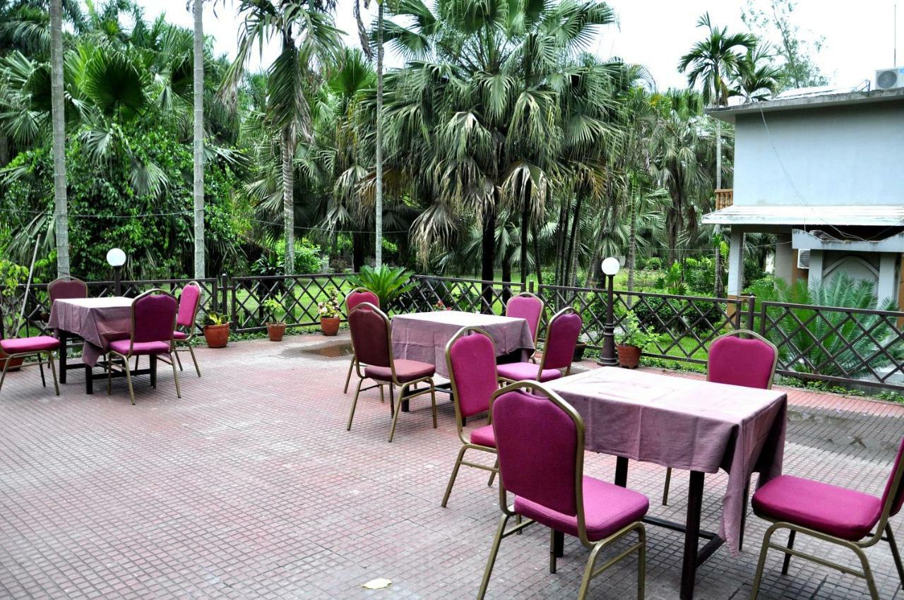 Chitwan Paradise Hotel Саураха Екстер'єр фото