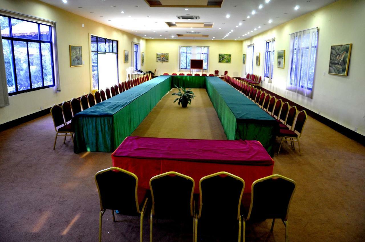 Chitwan Paradise Hotel Саураха Екстер'єр фото