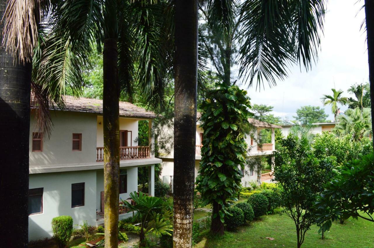 Chitwan Paradise Hotel Саураха Екстер'єр фото