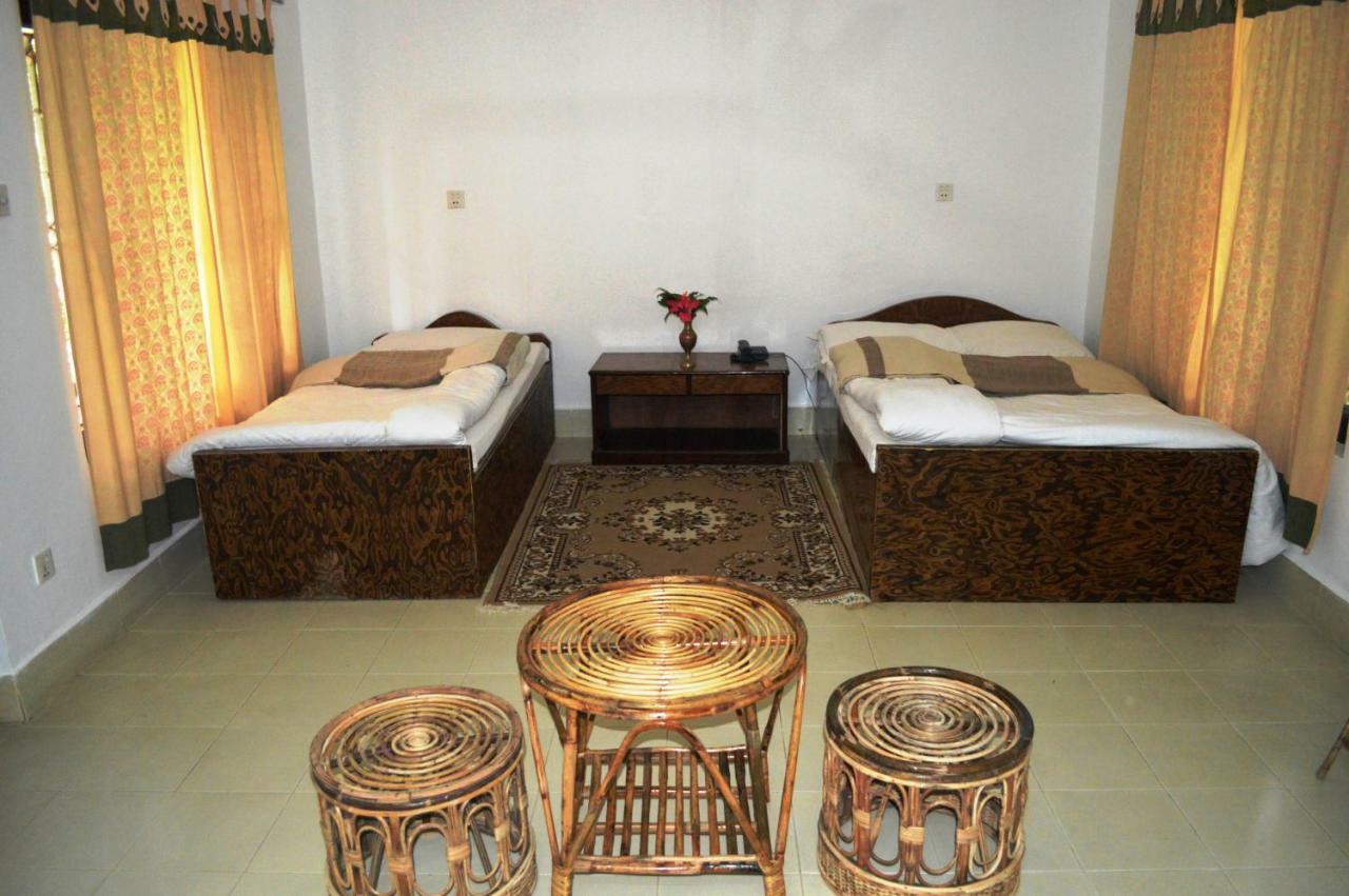 Chitwan Paradise Hotel Саураха Екстер'єр фото