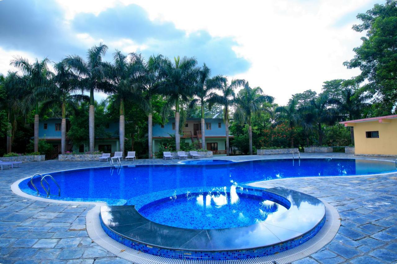 Chitwan Paradise Hotel Саураха Екстер'єр фото