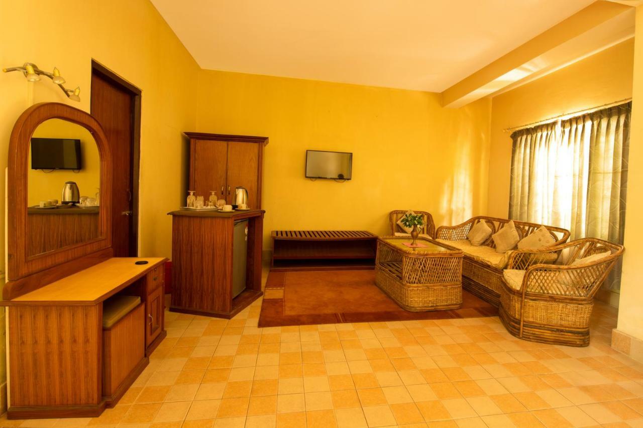 Chitwan Paradise Hotel Саураха Екстер'єр фото