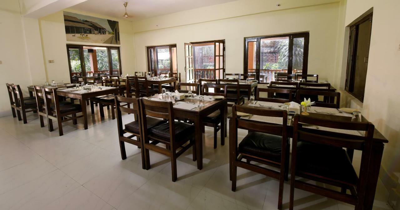 Chitwan Paradise Hotel Саураха Екстер'єр фото